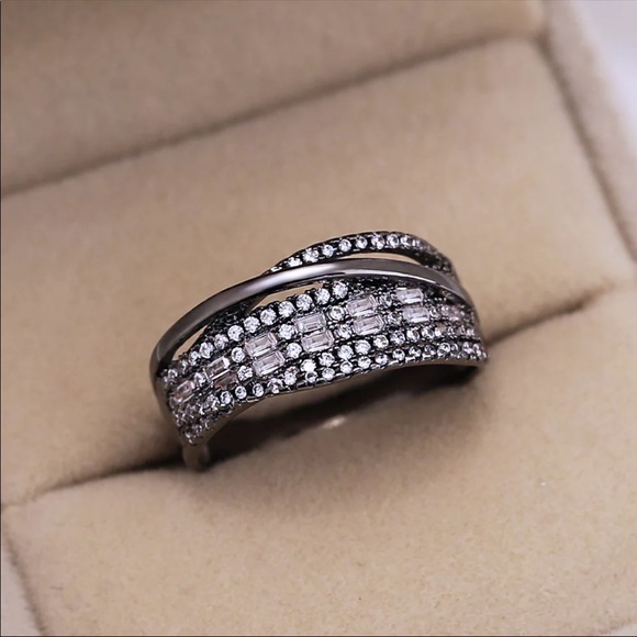 New Women’s Twine Beautiful Diamond Ring 💍 - Picture 2 of 3